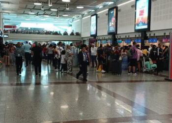 Pasajeros denuncian poca señalización en el AILA