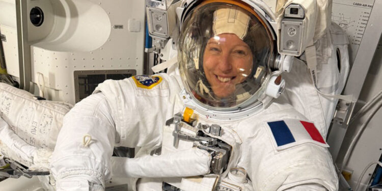 Sophie Adenot hace historia con caminata espacial