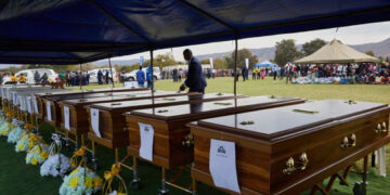 Suben a 84 los muertos por naufragio de ferry en Zimbabue