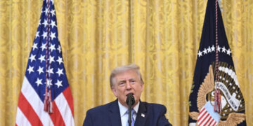 Trump amenaza con declarar estadounidense el estrecho de Ormuz