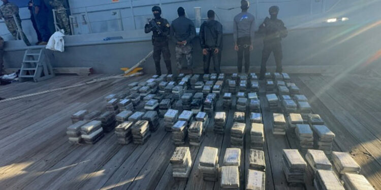 Arrestan a tres hombres con 555 paquetes de droga en Baní