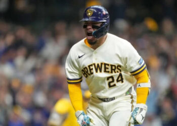 Cerveceros vencen 3-2 a Padres con insólita jugada