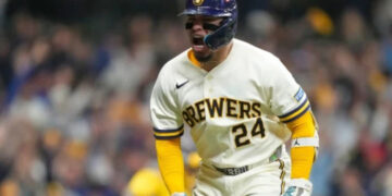 Cerveceros vencen 3-2 a Padres con insólita jugada