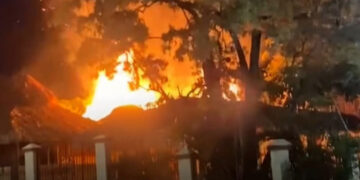 Incendian restaurante Las Dunas en Baní; investigan el caso