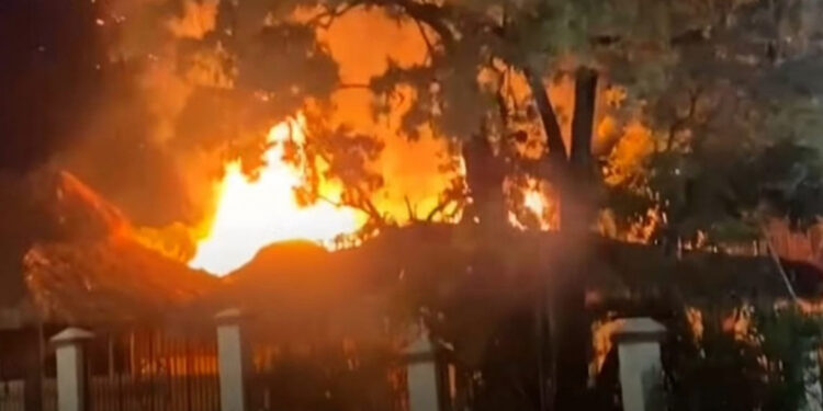Incendian restaurante Las Dunas en Baní; investigan el caso